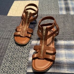 Cute brown sandals.